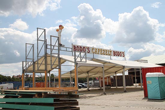 Wiesn-Aufbau am 14.08.2019: Bodo's Cafézelt (©Foto: Marikka-Laila Maisel)